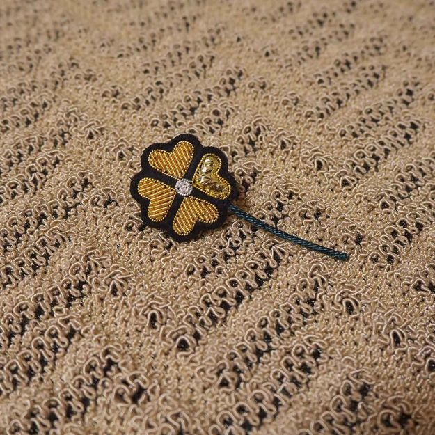 Broche brodée à la main - 4 Chances (trèfle) – Image 2